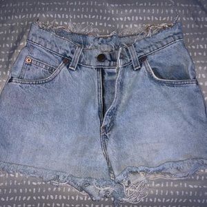 levi booty shorts